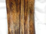 un objet en bois posé sur un drap blanc