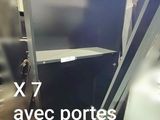 une photo d'une étagère dans une pièce où il y a beaucoup d'étagères