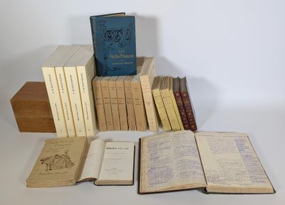 plusieurs livres sont empilés sur une table