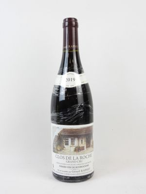 une bouteille de vin posée sur une table