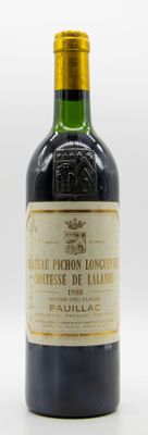 une bouteille de vin posée sur une table