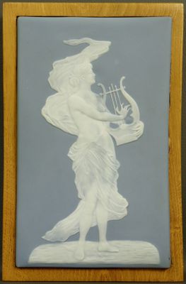 une image représentant une femme tenant une harpe