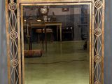 un miroir posé sur le sol d'une pièce