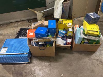 un tas de cartons et d'autres objets par terre