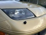 un gros plan sur le phare avant d'une voiture