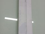 une boîte blanche accrochée au mur, contenant un stylo