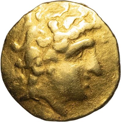 gros plan d'une pièce d'or sur fond blanc
