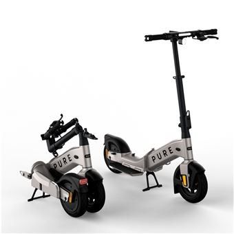 On voit deux trottinettes électriques munies de roues sur un fond blanc.