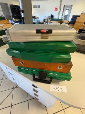 trois valises empilées les unes sur les autres sur une table