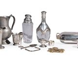 beaucoup d'objets en argent qui se trouvent sur la table