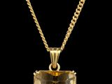 un pendentif en or jaune 18 carats serti d'une citrine facettée