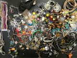 une table sur laquelle sont disposés de nombreux types de bijoux différents