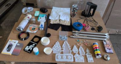 une table sur laquelle sont disposés de nombreux objets et qui est prête à être utilisée