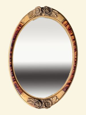 un miroir doté d'un cadre doré orné de fleurs