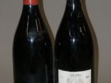 deux bouteilles de vin posées l'une à côté de l'autre sur une table
