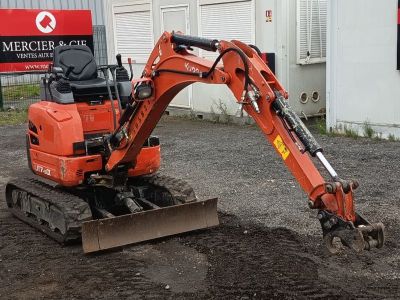 une petite pelleteuse qui se trouve dans la terre