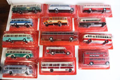 le coffret contient de nombreux modèles différents de petits bus