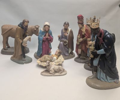 de nombreuses figurines représentant la Nativité de Jésus et l'Enfant Jésus