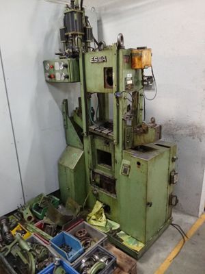 une machine qui se trouve dans une pièce, à côté d'autres machines