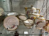 une vitrine en verre remplie de vaisselle en porcelaine