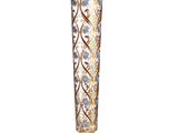 un grand vase en verre orné d'un motif floral