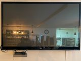 un téléviseur à écran plat fixé au mur d'un salon