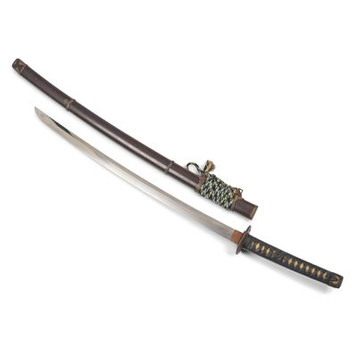 un vieux sabre de samouraï avec un manche en bois sur fond blanc