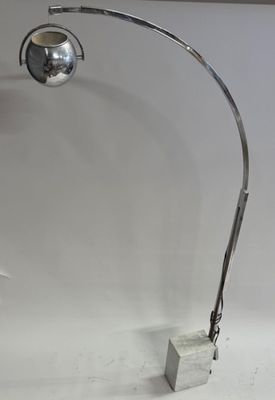 une lampe posée sur un bloc de marbre