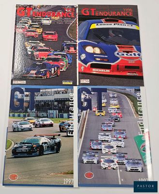 deux livres posés sur une table, avec des images de voitures de course dessus