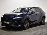un SUV Lexus bleu garé devant un mur blanc