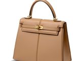 un sac à main en cuir marron sur fond blanc