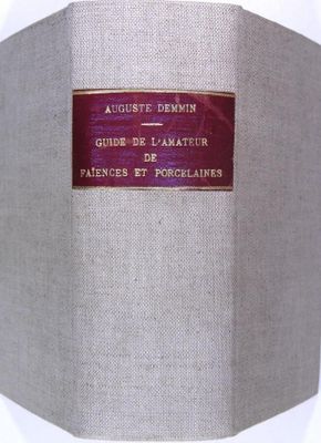un vieux livre avec une étiquette rouge posé sur une table