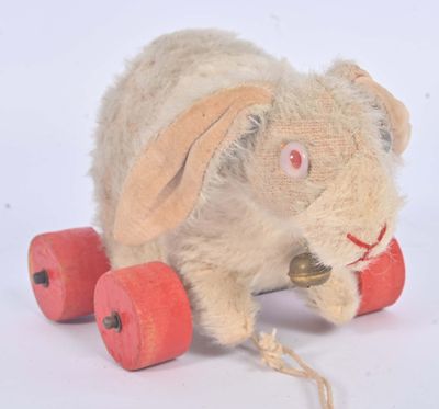 une peluche assise sur un skateboard