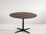 une table ronde avec un piètement en métal noir et un plateau en bois