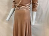 le mannequin porte une robe marron sur un mannequin blanc