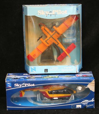 un avion miniature dans la boîte et un avion miniature dans la boîte