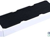 un gros plan d'un radiateur sur fond blanc
