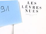 un livre sur lequel est collée une note avec l'image d'une horloge