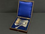 un service d'argenterie ancienne dans un coffret en bois doublé de velours bleu