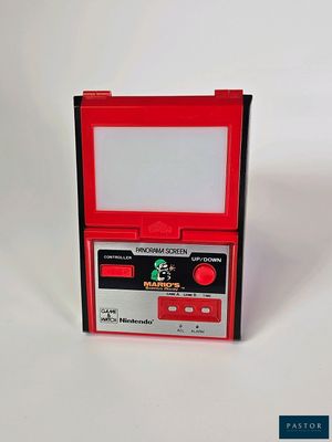 une console Nintendo rouge posée sur une surface blanche