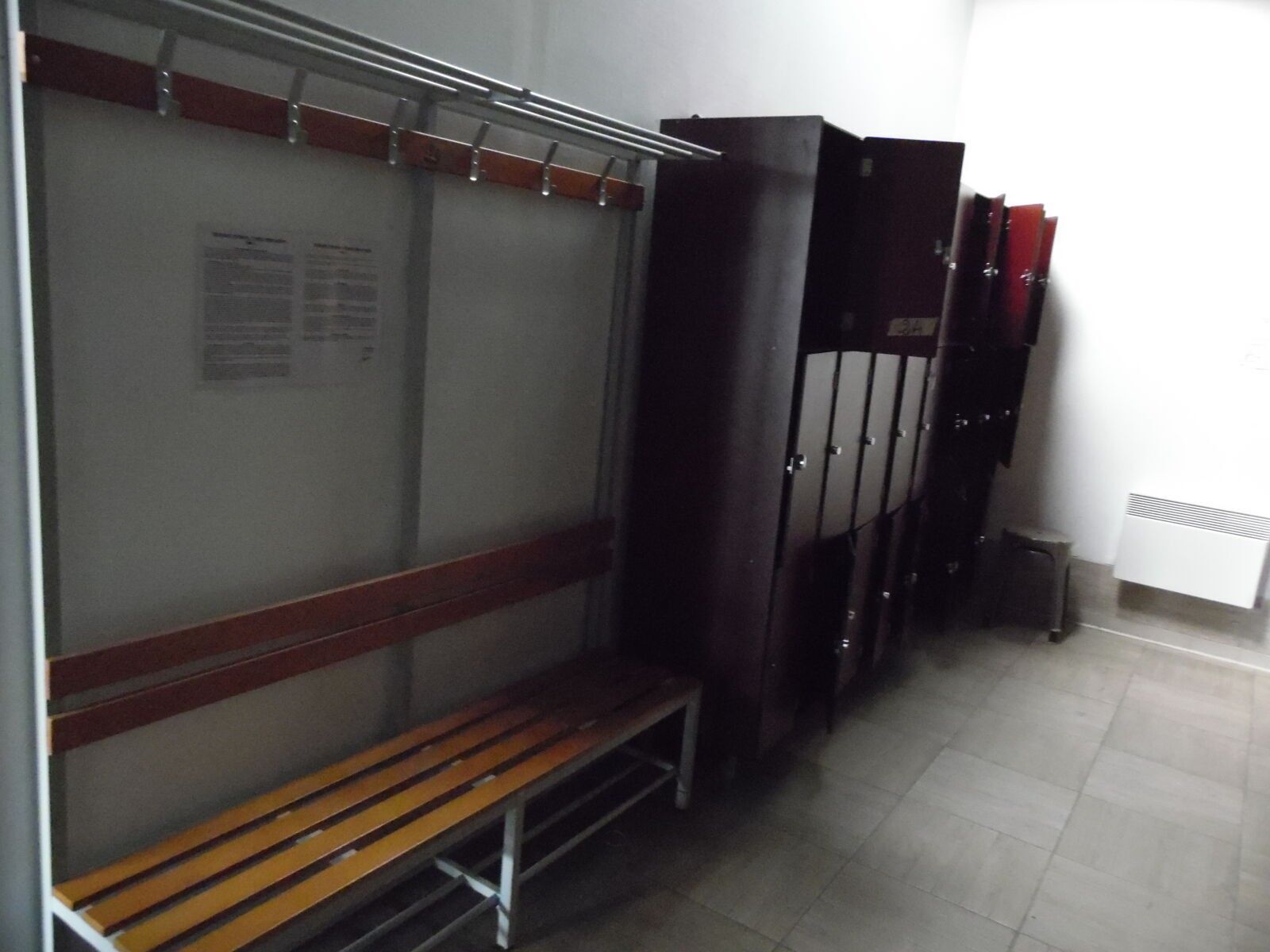 Lot de 3 vestiaires et 9 casiers et un banc