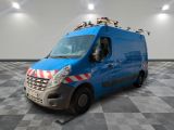 la camionnette bleue est garée sur un sol à carreaux dans une pièce