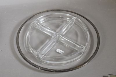 une image représentant une assiette en verre transparent bordée d'argent