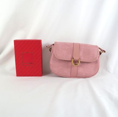 une image représentant un sac à main rose et une boîte rouge