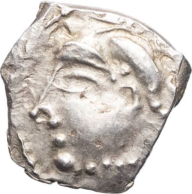 gros plan d'une pièce d'argent avec un visage dessus