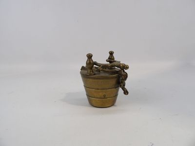 figurine en laiton ancien représentant un garçon et une fille dans un seau