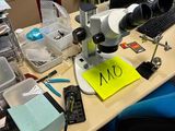un bureau sur lequel se trouvent un ordinateur, un écran, un clavier, une souris et d'autres objets