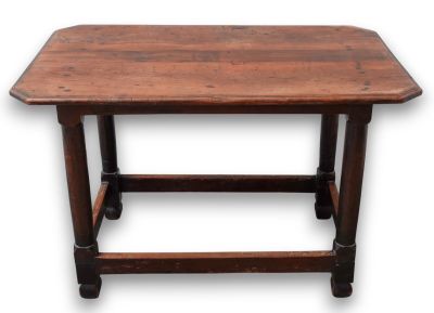 une vieille table en bois avec un plateau en bois sur fond blanc
