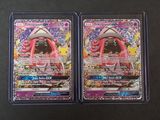 Deux cartes à collectionner Pokémon sont posées sur une table