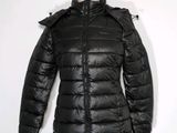un manteau noir sur un mannequin mannequin mannequin mannequin mannequin mannequin mannequin mannequin mannequin mannequin